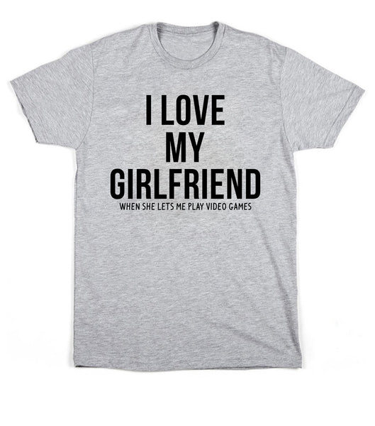 I Love my girlfriend when she lets me play video games. Men's T-shirt
