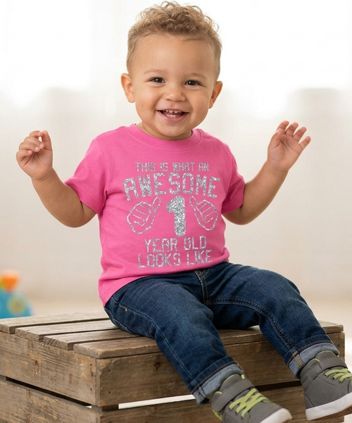 C'est à quoi ressemble un t-shirt rose bonbon de 1 an avec un imprimé à paillettes scintillantes 