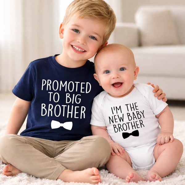 Promu au T-shirt bleu marine Big Brother et au nouveau body blanc Baby Brother 