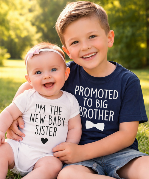 Promu au T-shirt bleu marine Big Brother et à l'ensemble de body blanc New Baby Sister