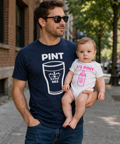 Ensemble t-shirt pinte unisexe bleu marine et body bébé demi-pinte blanc (imprimé rose) 