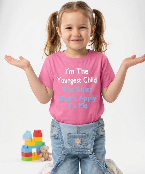 Je suis le plus jeune enfant, les règles ne s'appliquent pas à moi avec un imprimé blanc et bleu ciel. T-shirt pour enfants 
