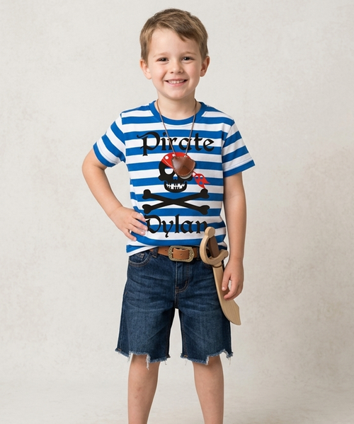 T-shirt enfant personnalisé à rayures bleues et blanches 'Pirate Skull and Cross Bones' avec imprimé noir, rouge et argenté 