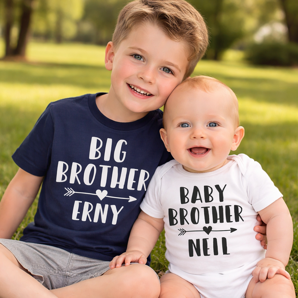 T-shirt bleu marine Big Brother personnalisé et ensemble flèche de body blanc Little Brother 