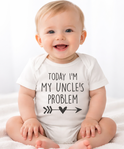 Blanc Aujourd'hui, je suis le problème de mon oncle Baby Onesie 