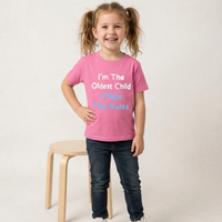 Je suis l'enfant le plus âgé, je fais les règles avec White and Sky Blue Print. T-shirt pour enfants 