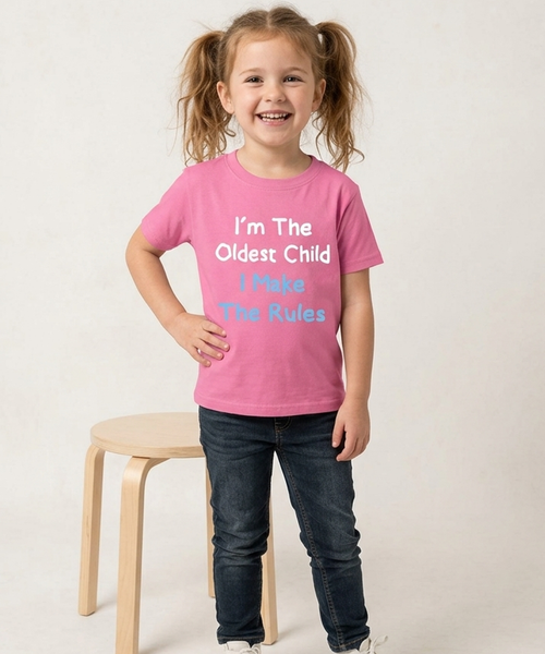 Je suis l'enfant le plus âgé, je fais les règles avec White and Sky Blue Print. T-shirt pour enfants 