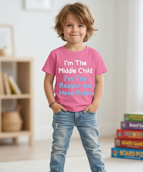 Je suis l'enfant du milieu, je suis la raison pour laquelle nous avons des règles avec White and Sky Blue Print. T-shirt pour enfants 