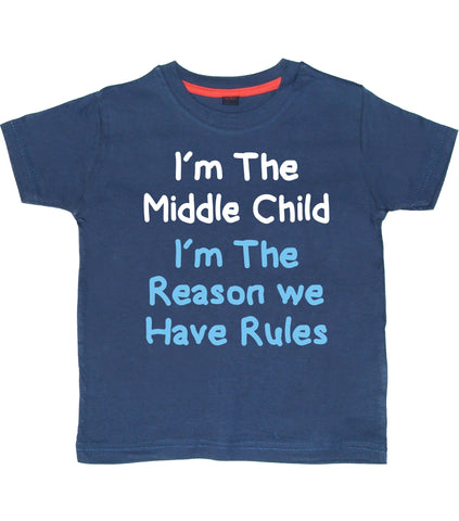 Je suis l'enfant du milieu, je suis la raison pour laquelle nous avons des règles avec White and Sky Blue Print. T-shirt pour enfants 