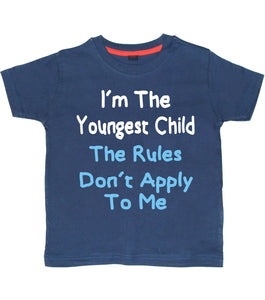 Je suis le plus jeune enfant, les règles ne s'appliquent pas à moi avec un imprimé blanc et bleu ciel. T-shirt pour enfants 