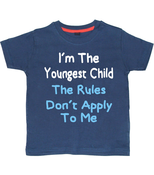 Je suis le plus jeune enfant, les règles ne s'appliquent pas à moi avec un imprimé blanc et bleu ciel. T-shirt pour enfants 