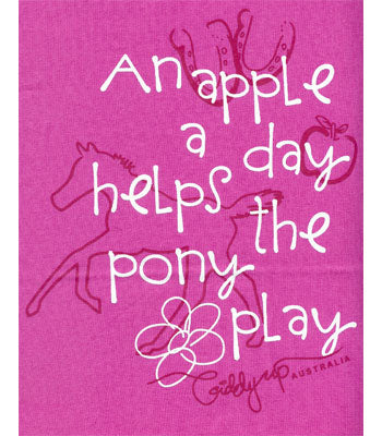 Une pomme par jour aide le poney à jouer T-shirt rose