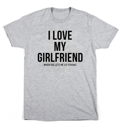 J'aime ma petite amie quand elle me laisse aller à la pêche. Hommes de T-shirt 