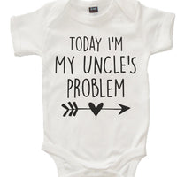 Blanc Aujourd'hui, je suis le problème de mon oncle Baby Onesie 