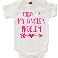 Blanc Aujourd'hui, je suis le problème de mon oncle Baby Onesie 