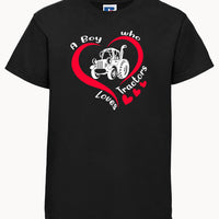 Un garçon qui aime les tracteurs T-shirt enfant 
