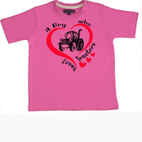 Un garçon qui aime les tracteurs T-shirt enfant 