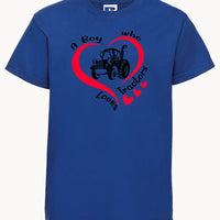 Un garçon qui aime les tracteurs T-shirt enfant 