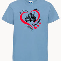 Un garçon qui aime les tracteurs T-shirt enfant 