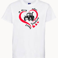 Un garçon qui aime les tracteurs T-shirt enfant 