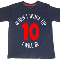 T-shirt anniversaire enfant bleu marine 'Quand je me réveille, je serai...' avec imprimé blanc et rouge 