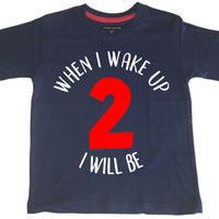 T-shirt anniversaire enfant bleu marine 'Quand je me réveille, je serai...' avec imprimé blanc et rouge 