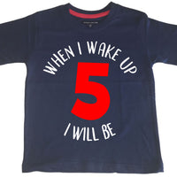 T-shirt anniversaire enfant bleu marine 'Quand je me réveille, je serai...' avec imprimé blanc et rouge 