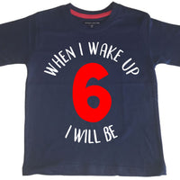 T-shirt anniversaire enfant bleu marine 'Quand je me réveille, je serai...' avec imprimé blanc et rouge 