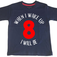 T-shirt anniversaire enfant bleu marine 'Quand je me réveille, je serai...' avec imprimé blanc et rouge 