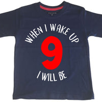 T-shirt anniversaire enfant bleu marine 'Quand je me réveille, je serai...' avec imprimé blanc et rouge 
