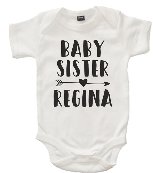 T-shirt bleu marine Big Brother personnalisé et ensemble flèche de body blanc Baby Sister 