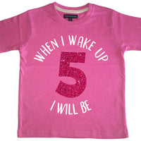 T-shirt enfant rose bonbon 'Quand je me réveille, je serai...' avec imprimé pailleté blanc et rose 