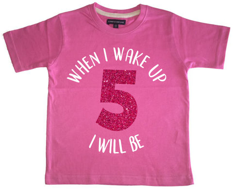 T-shirt enfant rose bonbon 'Quand je me réveille, je serai...' avec imprimé pailleté blanc et rose 