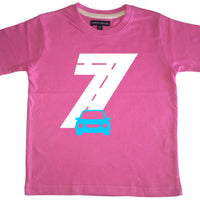 T-shirt pour enfant Bubblegum Pink Birthday Racetrack avec paillettes blanches et imprimé bleu