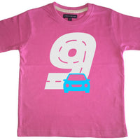 T-shirt pour enfant Bubblegum Pink Birthday Racetrack avec paillettes blanches et imprimé bleu