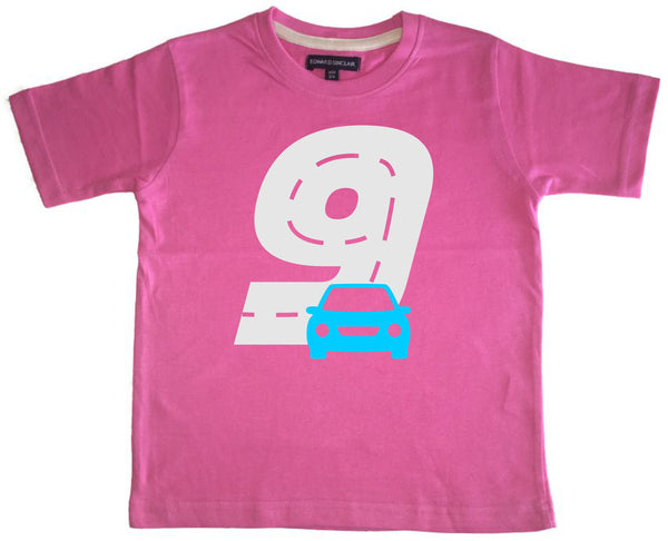T-shirt pour enfant Bubblegum Pink Birthday Racetrack avec paillettes blanches et imprimé bleu