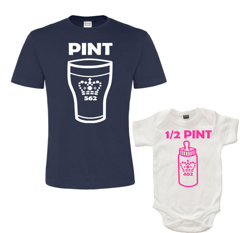 Ensemble t-shirt pinte unisexe bleu marine et body bébé demi-pinte blanc (imprimé rose) 