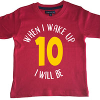 T-shirt enfant rouge 'Quand je me réveille je serai...' anniversaire avec imprimé blanc et jaune 