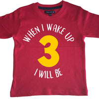 T-shirt enfant rouge 'Quand je me réveille je serai...' anniversaire avec imprimé blanc et jaune 