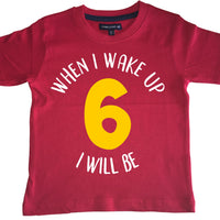 T-shirt enfant rouge 'Quand je me réveille je serai...' anniversaire avec imprimé blanc et jaune 