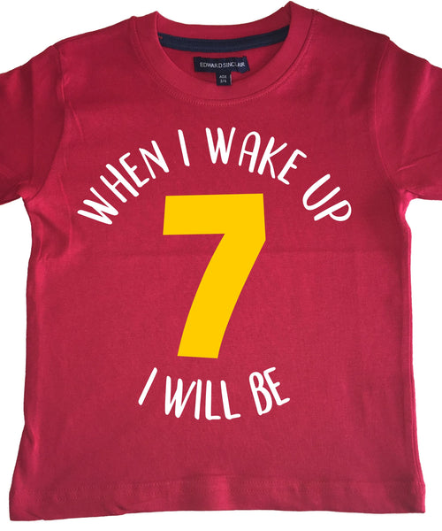 T-shirt enfant rouge 'Quand je me réveille je serai...' anniversaire avec imprimé blanc et jaune 