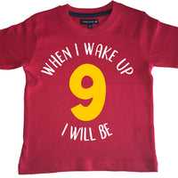 T-shirt enfant rouge 'Quand je me réveille je serai...' anniversaire avec imprimé blanc et jaune 